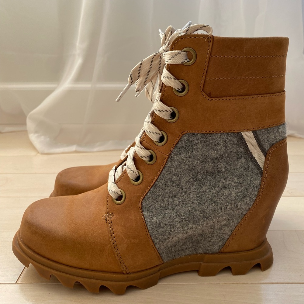 Sorel Women's Lace Up Boots in Brown and Gray